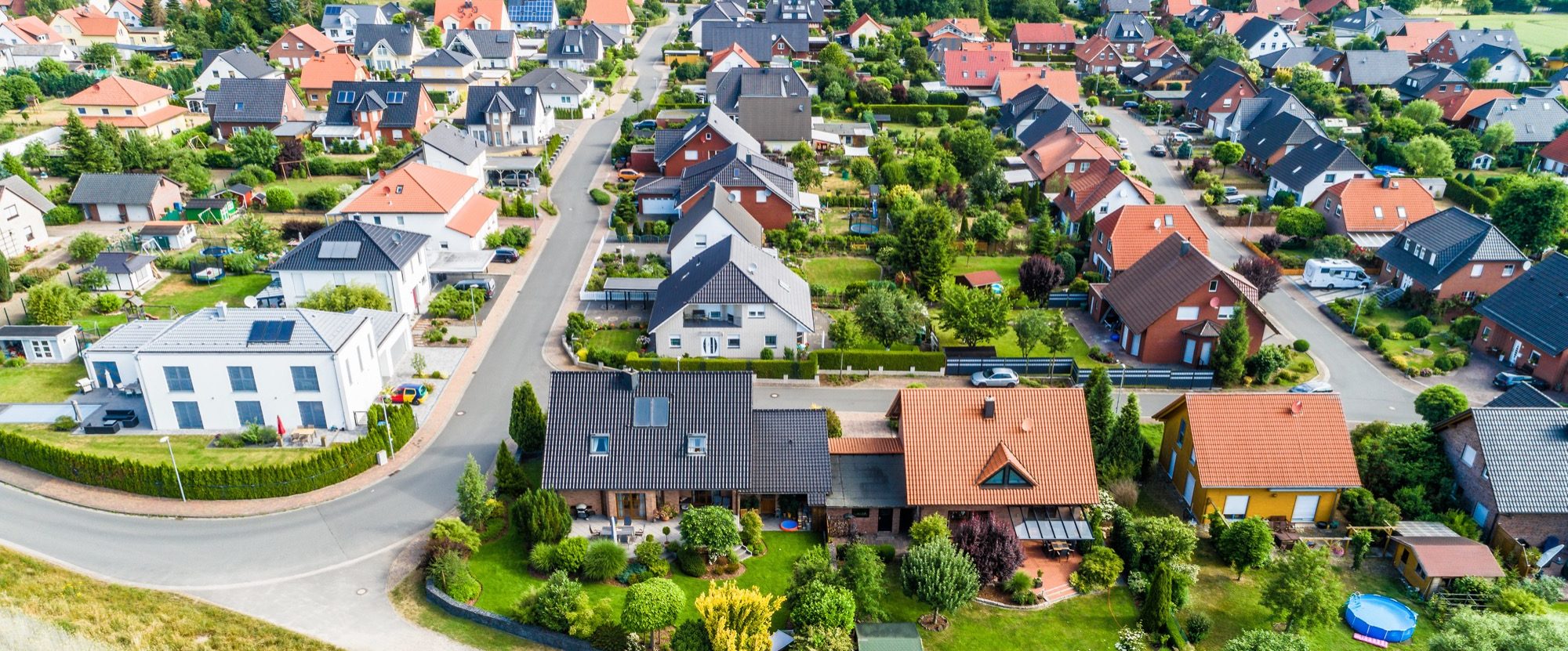Wohnsiedlung mit Einfamilienhäusern im Grünen